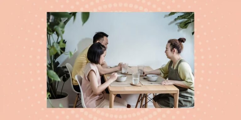 10 gentle check-ins moms can do to support their family’s winter mental healthe% Family sitting together at dinner table