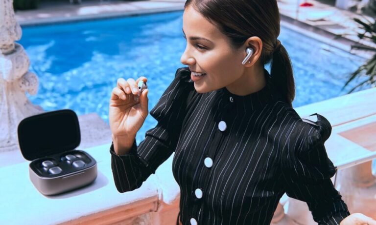 AI Transcription Earbuds vs Apps: Meeting Notes Guide