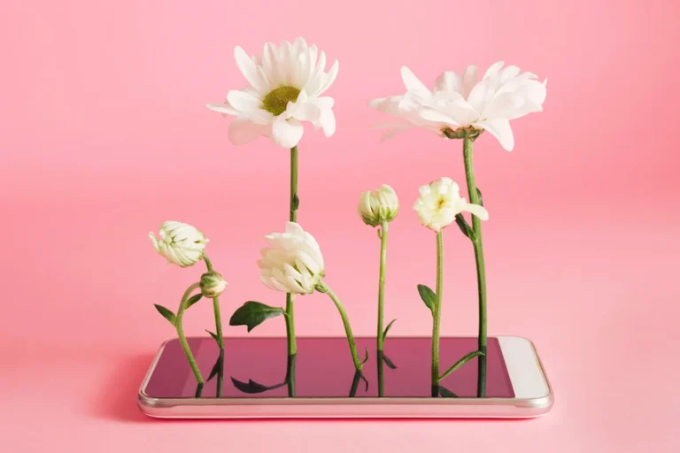 How to Do a Digital Detox So You Can Be More Present in Your Life How to Do a Digital Detox So You Can Be More Present in Your Life