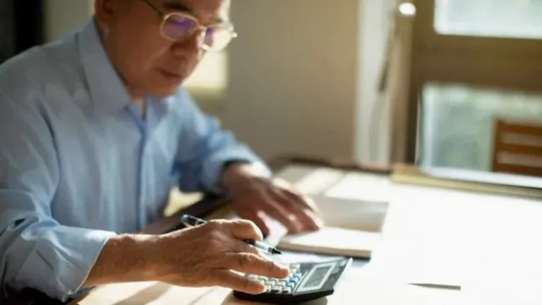 I'm 62 With $800,000 and $2,600 Monthly Social Security Income. What Can I Spend in Retirement?
