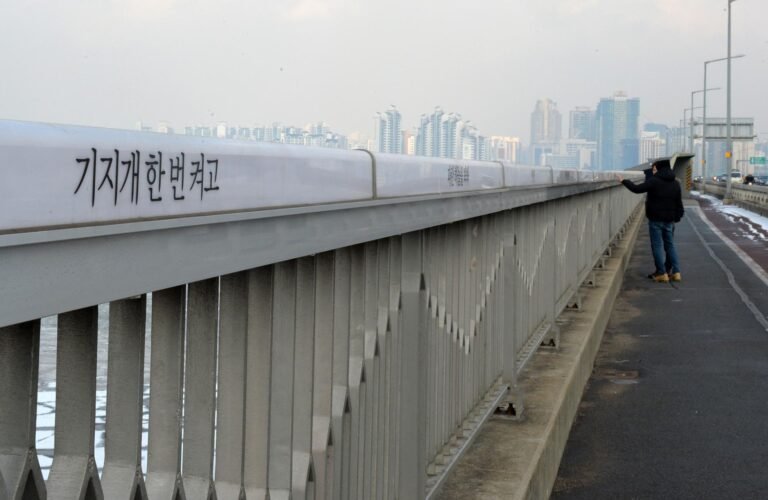 Korea increases hotline staff for suicide prevention calls, boosts multilingual support A suicide prevention message reading “Stretch your arms and legs” is displayed on Mapo Bridge in Yeouido, Seoul. Korea Times file