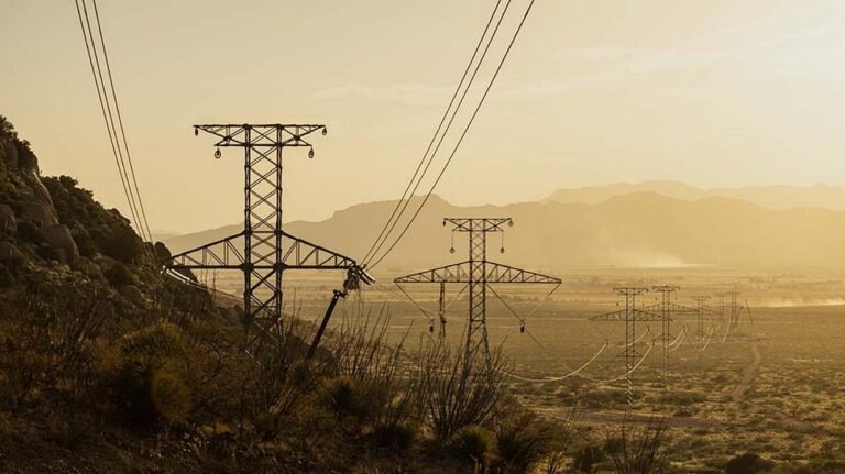 USA’s Largest Renewable Project Comes Online with More Power Than the Hoover Dam USA’s Largest Renewable Project Comes Online with More Power Than the Hoover Dam