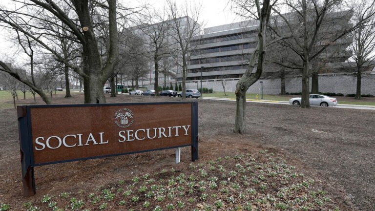 What salary do you need to receive the maximum Social Security payment upon retirement?