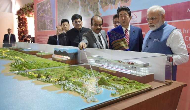 Japanese Engineers Help Modernize India’s Massive Railway, Launching Her First Bullet Train Japanese Engineers Help Modernize India’s Massive Railway, Launching Her First Bullet Train