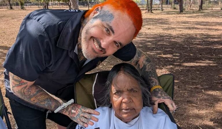 This Outback Barber Visits Remote Island to Host Hairstyling Workshop, Bringing Fresh Hope and Hairdoos This Outback Barber Visits Remote Island to Host Hairstyling Workshop, Bringing Fresh Hope and Hairdoos
