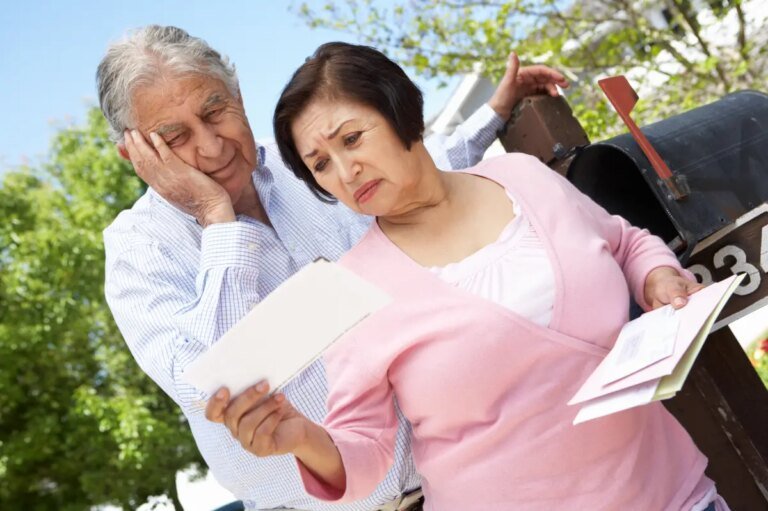 Social Security ‘cliffs edge’ risks $500 monthly pay cut for recipients Social Security 'cliffs edge' risks $500 monthly pay cut for recipients