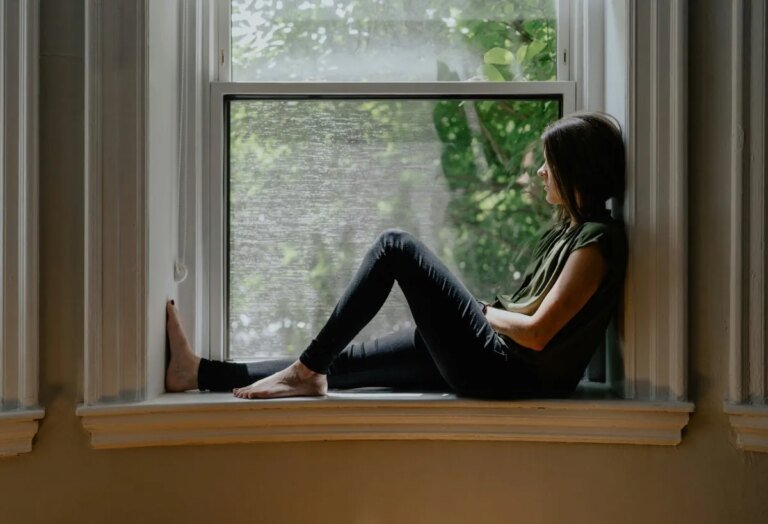 12 Signs You’re Holding On When You Need to Let It Go