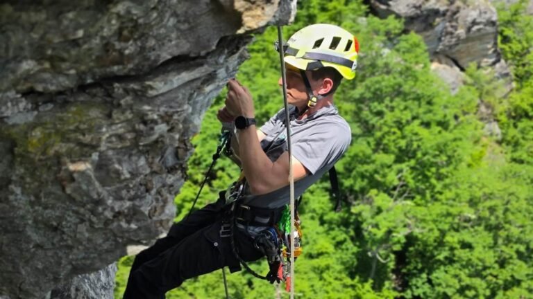 EMT Ran 1.5 Miles up 1,000 Feet of Elevation in 31 Minutes to Get Blood Transfusion for Injured Climber EMT Ran 1.5 Miles up 1,000 Feet of Elevation in 31 Minutes to Get Blood Transfusion for Injured Climber