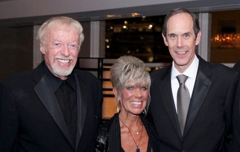 Nike Founder Phil Knight Gives Away a Billion Dollars – the Largest Single Donation to a Public University Nike Founder Phil Knight Gives Away a Billion Dollars – the Largest Single Donation to a Public University