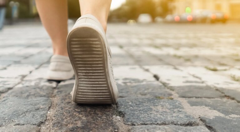 Your walking pattern may reveal more about anxiety and depression than you think Study: Passively sensing anxiety and depression symptoms in daily life among middle-aged adults. Image Credit: africa_pink / Shutterstock