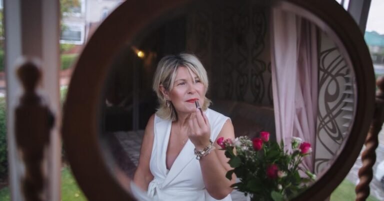 Emotional pics highlight importance of beauty rituals in end-of-life care Emotional pics highlight importance of beauty rituals in end-of-life care