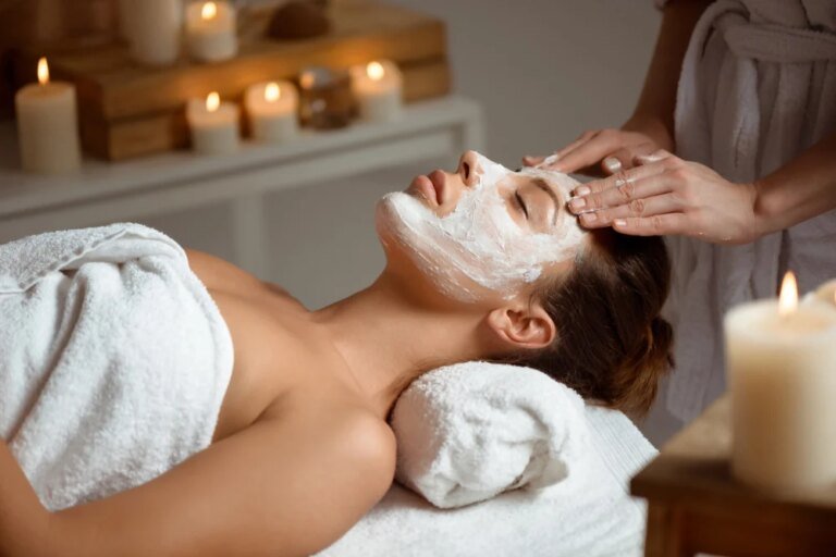 https://www.magnific.com/free-photo/young-woman-mask-face-relaxing-spa-salon_8224736.htm#fromView=search&page=1&position=19&uuid=c6d5ceb0-eac4-484b-a290-fce6328638f6&track=ais_hybrid&query=spa