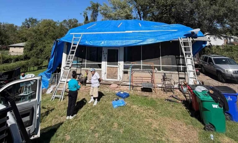 Strangers Showed Up to Man’s Destroyed House to Put Up a Tarp Having Seen His Televised Plea Strangers Showed Up to Man's Destroyed House to Put Up a Tarp Having Seen His Televised Plea