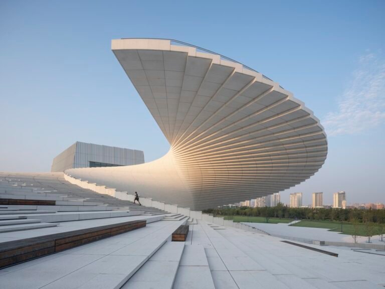 Stunning New Opera House Welcomes You with a Gravity-Defying Grand Staircase (LOOK) Stunning New Opera House Welcomes You with a Gravity-Defying Grand Staircase (LOOK)