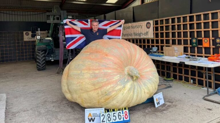 World’s Heaviest Pumpkin Sets Incredible New Record at 2,856 lbs. World's Heaviest Pumpkin Sets Incredible New Record at 2,856 lbs.